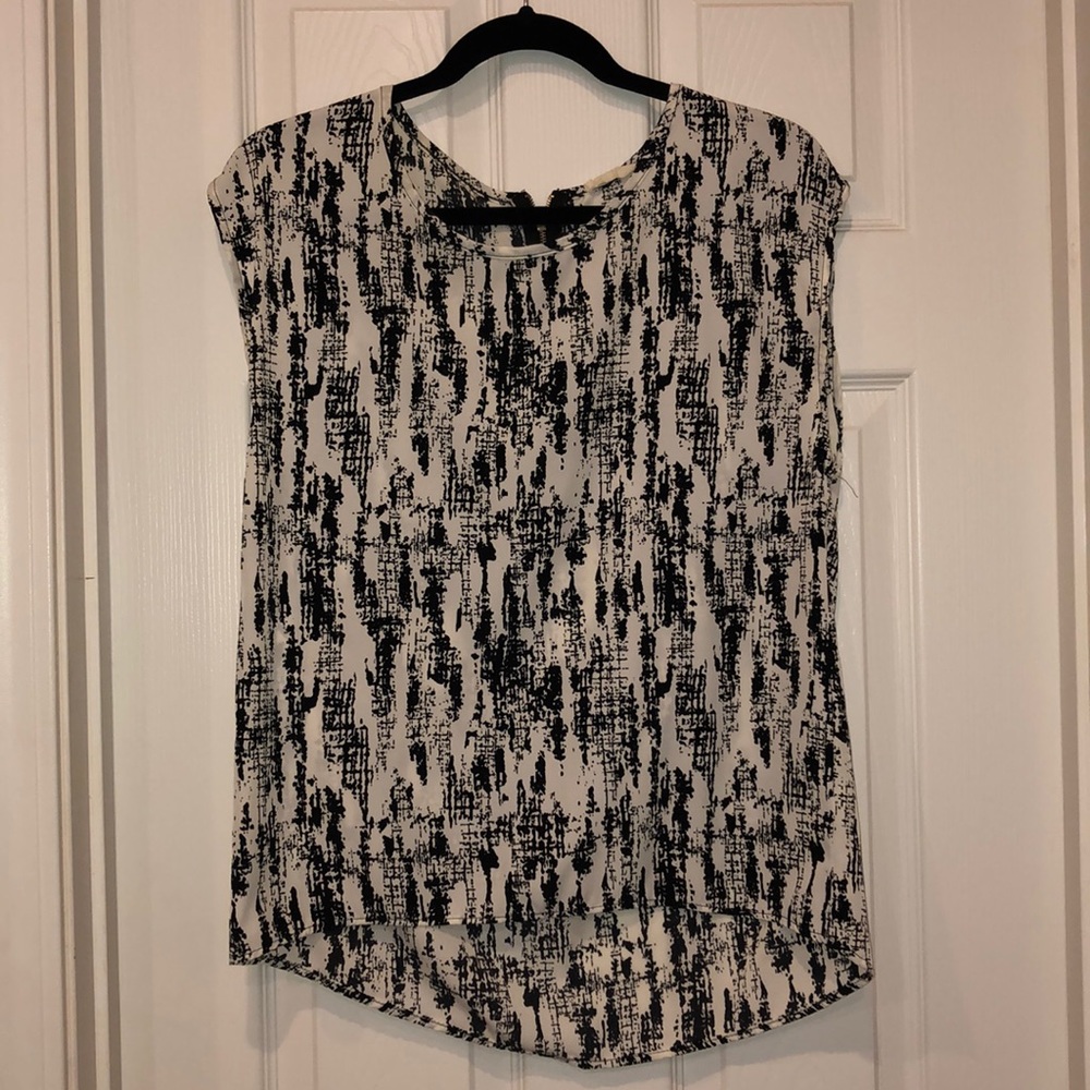 Sz S loose white and black sleeveless blouse